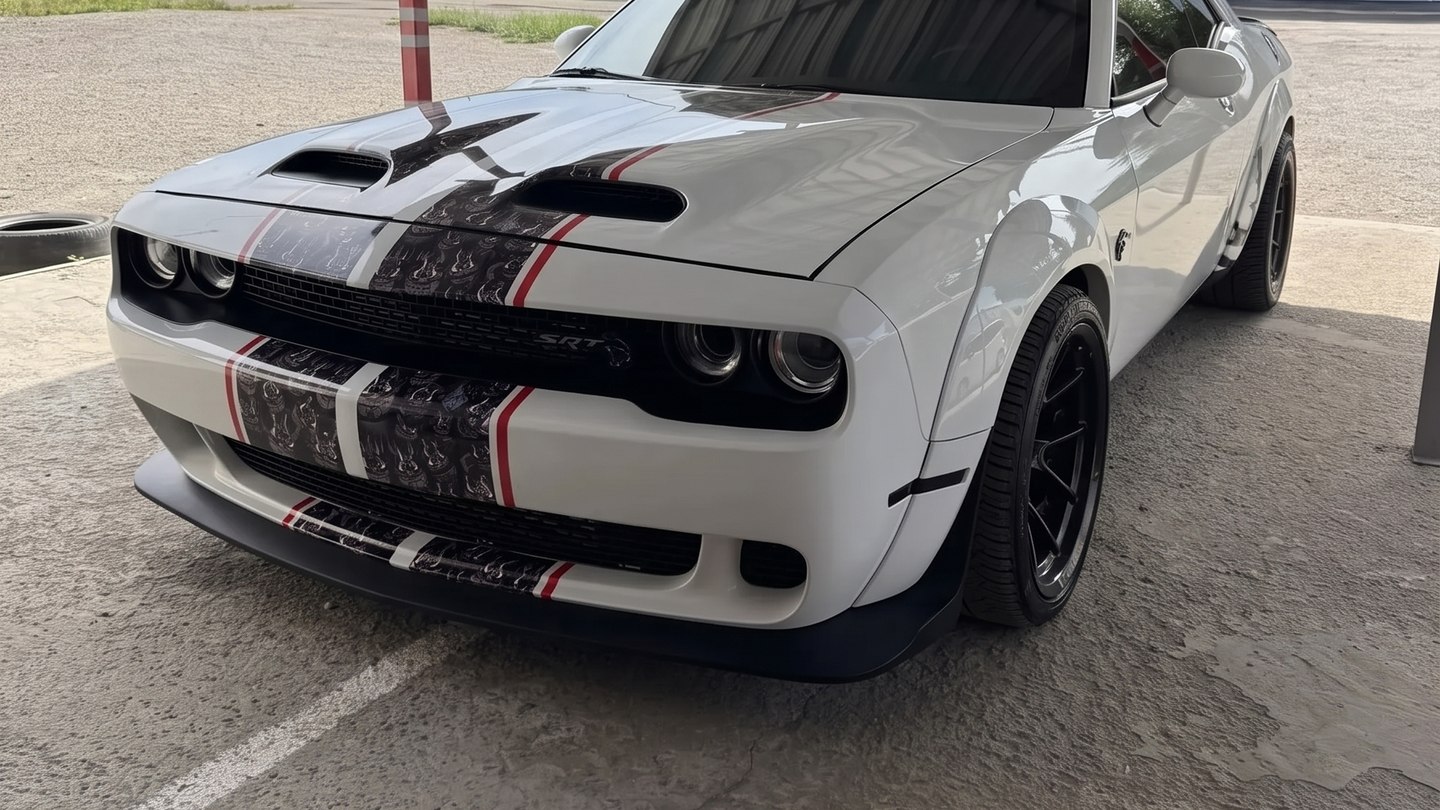 Автомобиль на переобувке шин в боксе «Резатон» на Иркутной, 2А